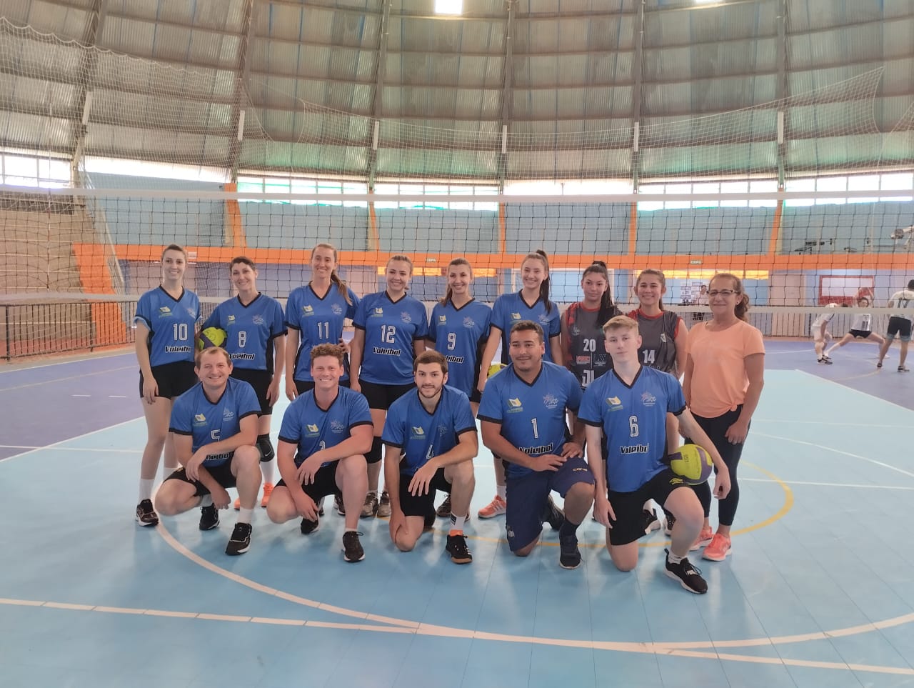 Equipe de Voleibol Adulto Feminino estreia com vitória fora de